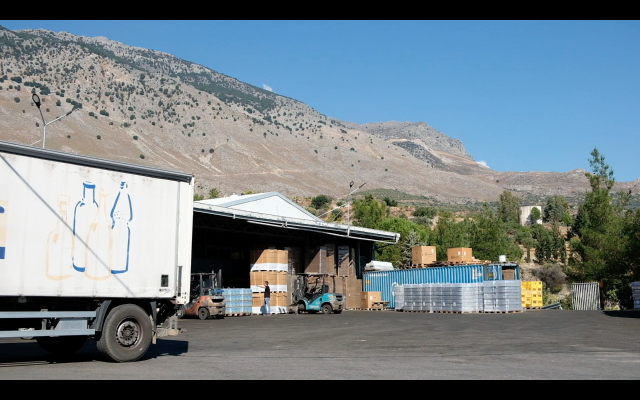 Die Mineralwasserfabrik in Zaros von außen, Filmstill 'The Logistics of Paradise', (c) Paula Hildebrandt