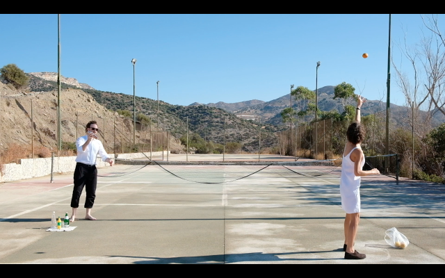 Paula und ich spielen Tennis auf dem verfallenen Tennisplatz des Hotels der Familie Vardinogiannis, Filmstill 'The Logistics of Paradise', (c) Paula Hildebrandt