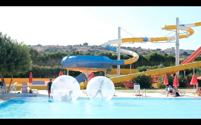 Im 'Acqua Plus Wasserpark' bei Hersonissos, Filmstill 'The Logistics of Paradise', (c) Paula Hildebrandt
