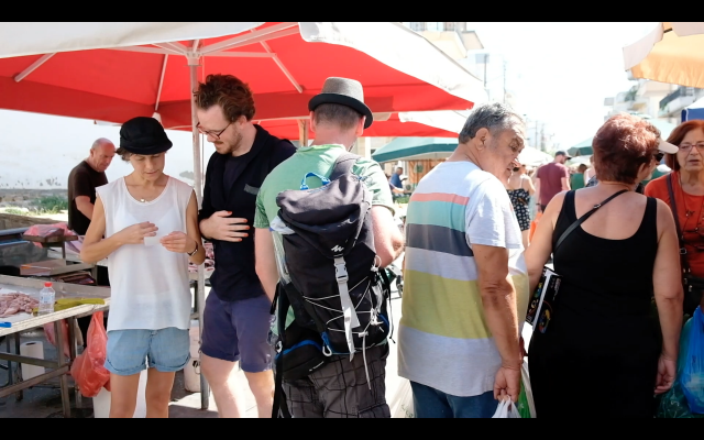 Auf dem Markt in Mires, Filmstill 'The Logistics of Paradise', (c) Paula Hildebrandt