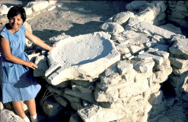 Maria Shaw bei einer Ausgrabung am Strand von Kommos