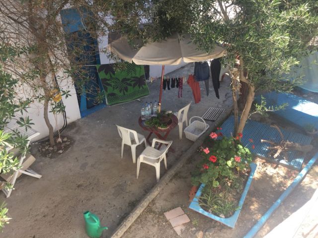 Blick auf die Gartenstühle der Hausmeister-Familie